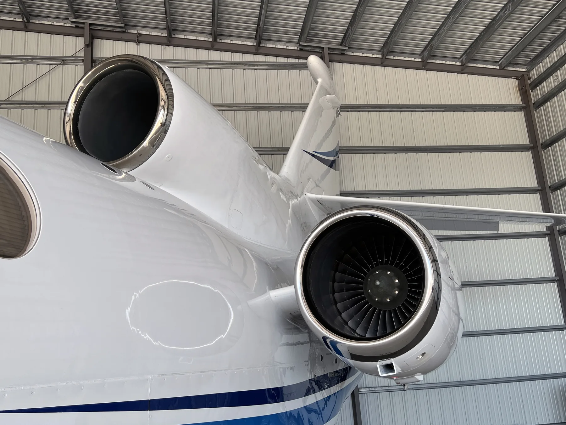 Pulse technicians on a Dassault Falcon engine
